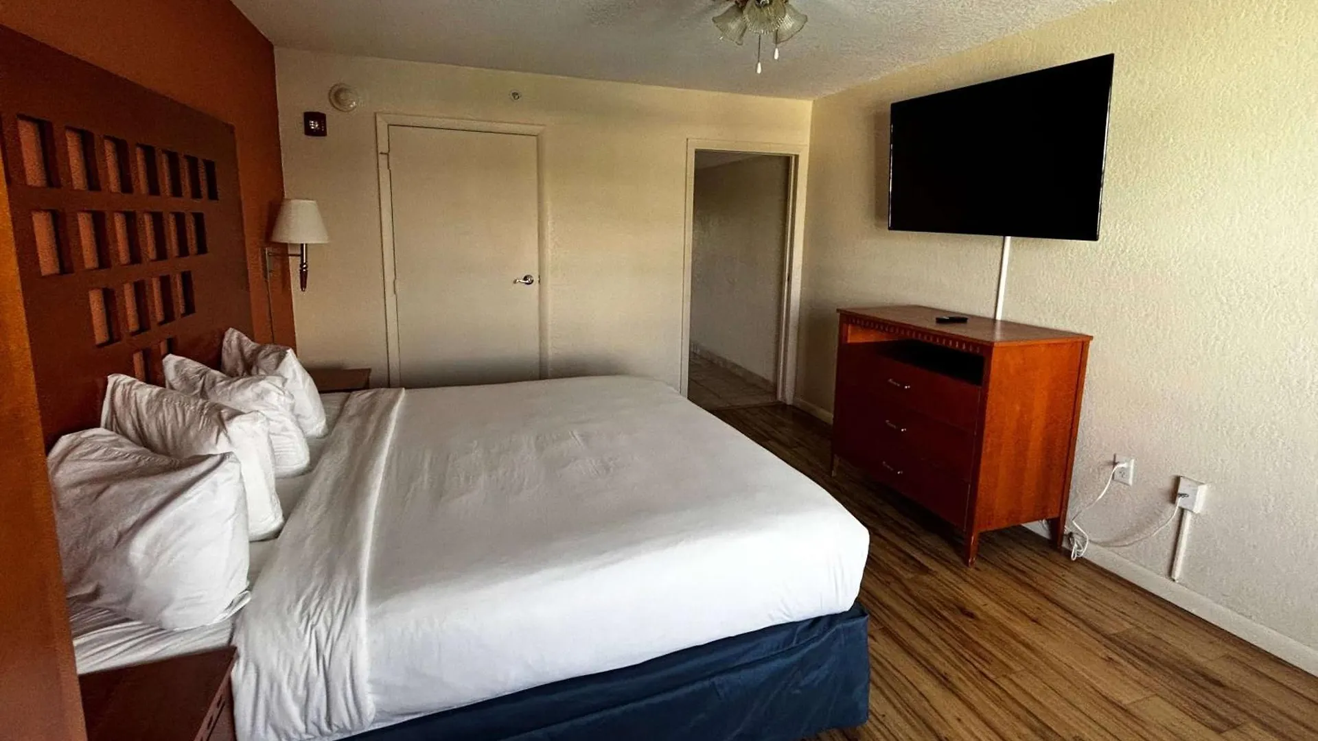 Hotel Ramada By Wyndham Flamingo Water Park Kissimmee