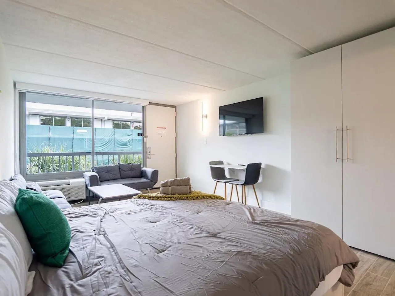 Cozy Near World And Universal *