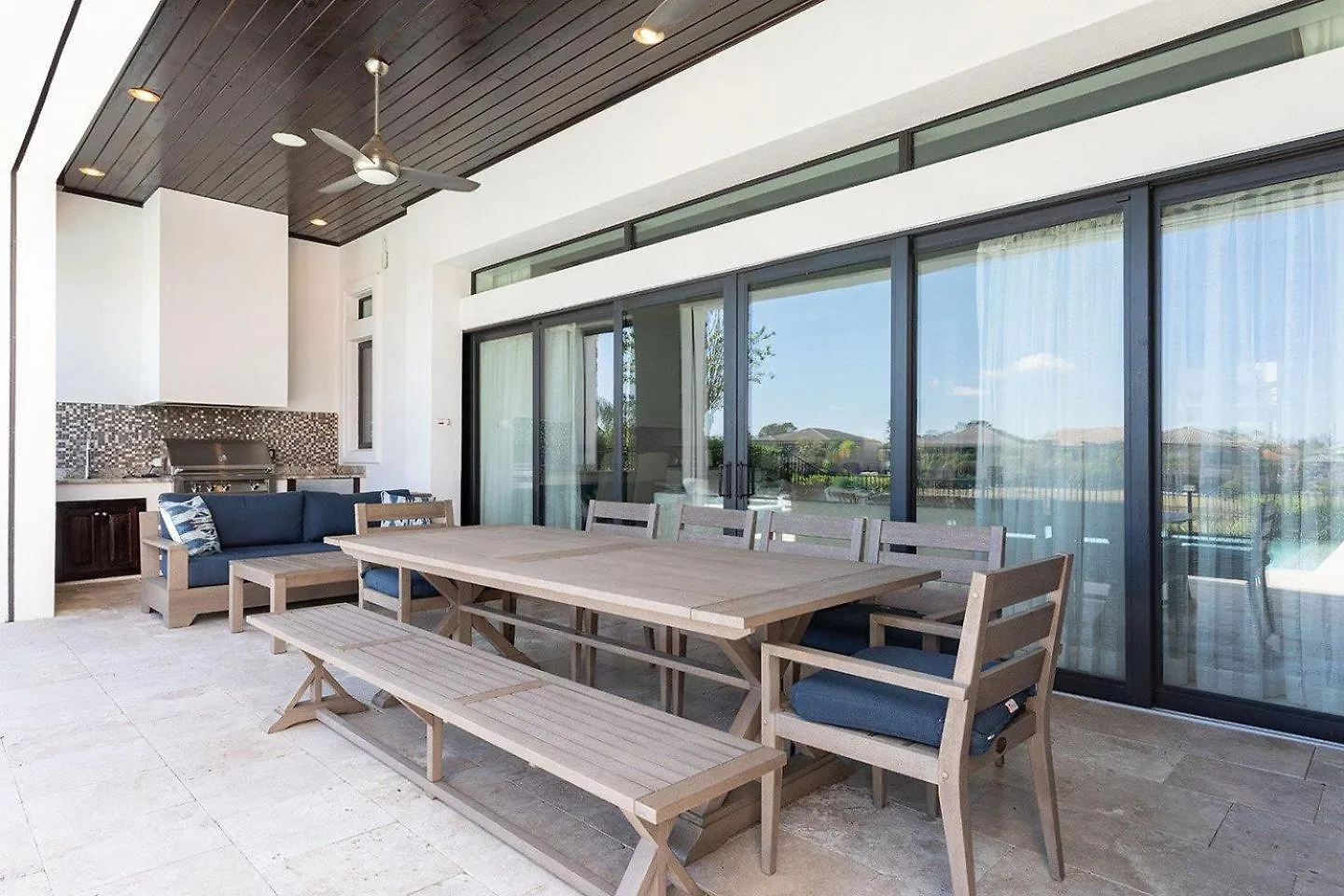 Sun-filled 7 Bdrm Haven With Sports Themed Game At Reunion Vakantiehuis *
