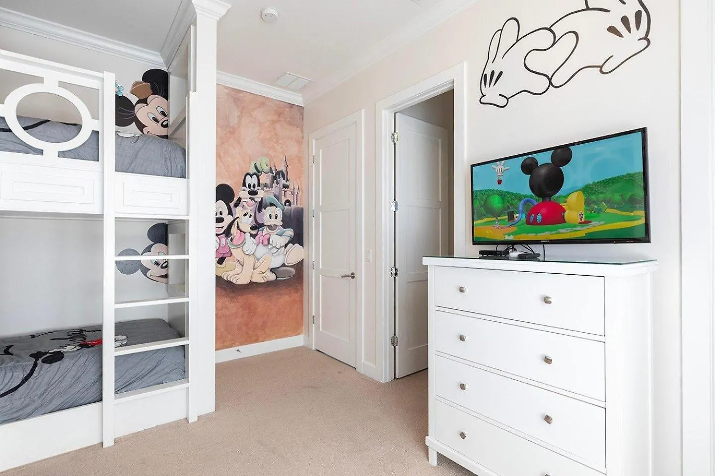 Sun-filled 7 Bdrm Haven With Sports Themed Game At Reunion Vakantiehuis *