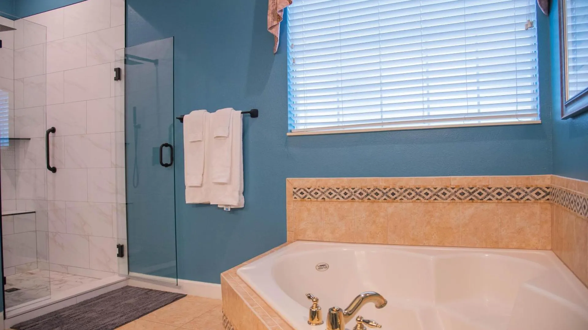 Beaming 5 Bdrm With Private Pool At Reunion