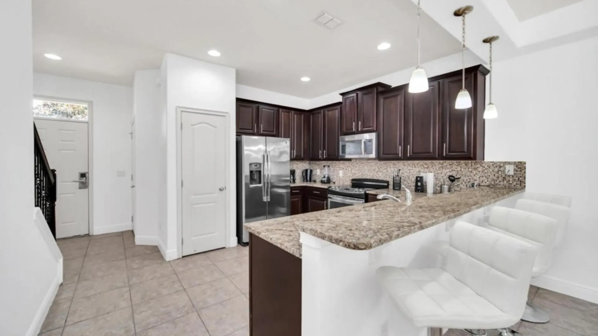 וילה Designer With Stylish Decor 6385 *