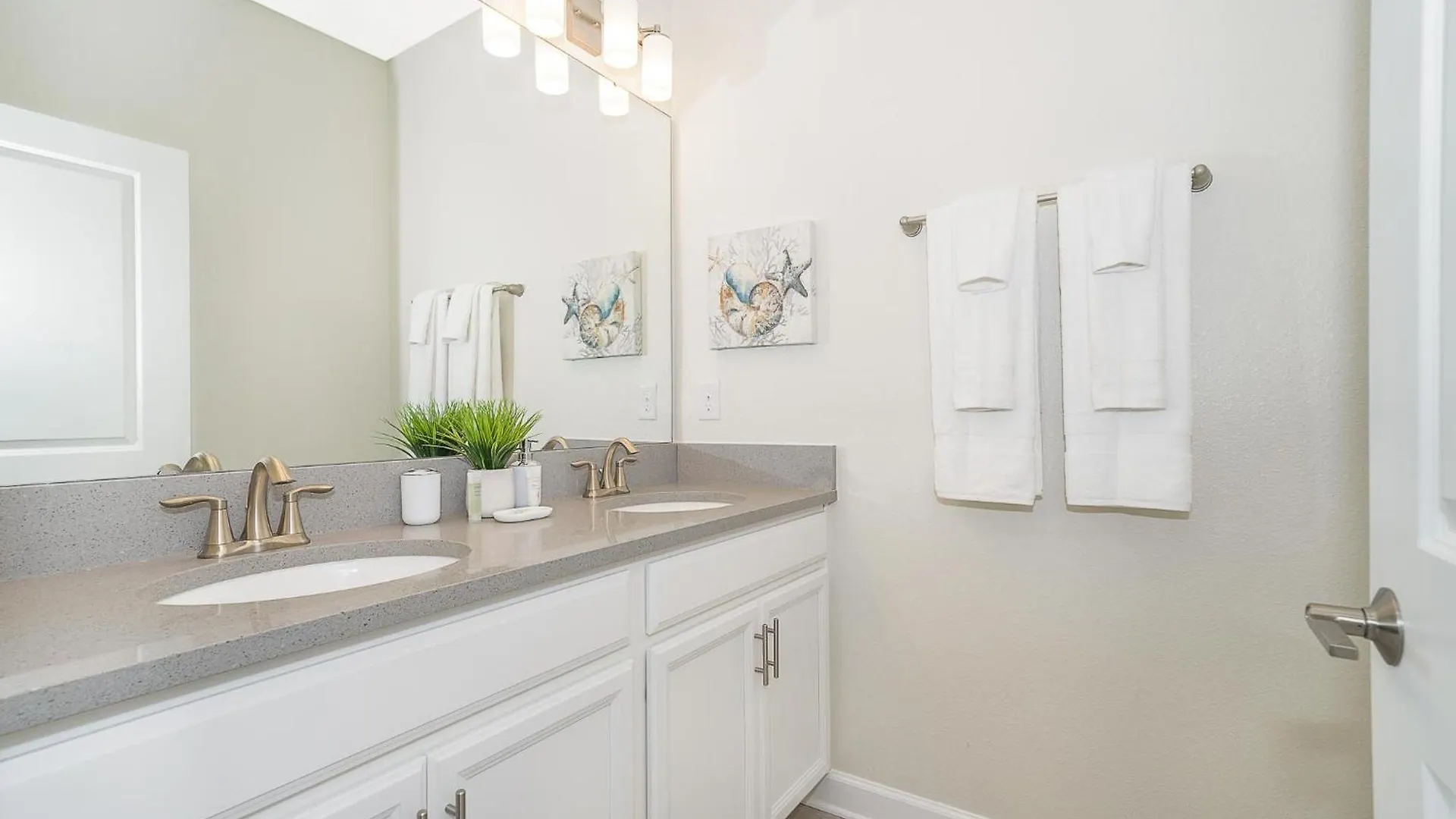 5037at Townhouse 5 Bedrooms & 4 Bathrooms + Pool *