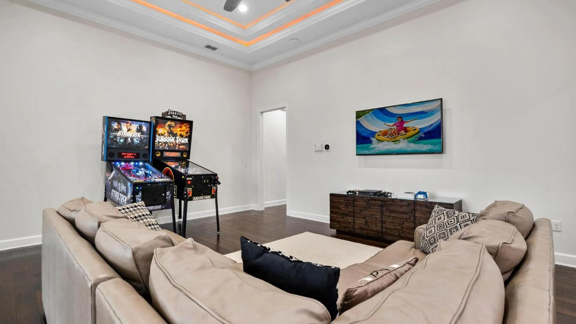 Sun-filled 7 Bdrm Haven With Sports Themed Game At Reunion Vakantiehuis