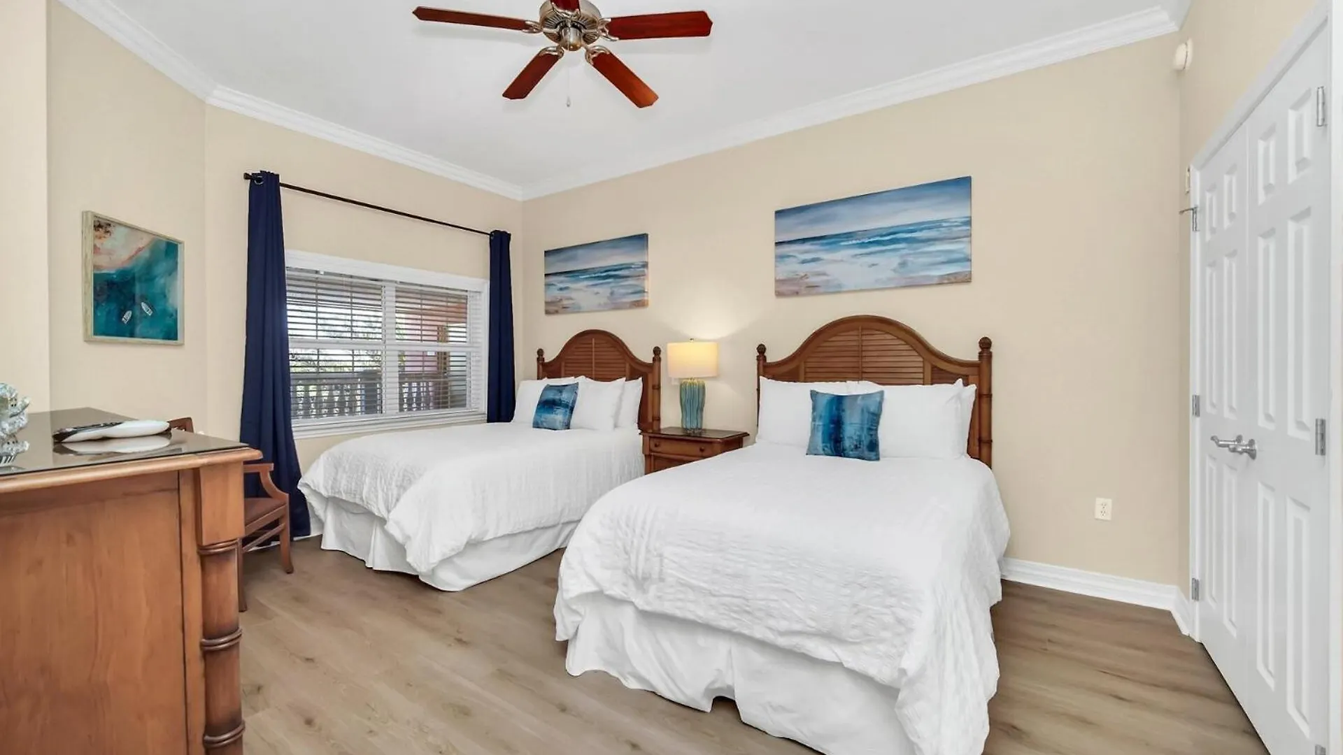 Modern Luxury 3 Bedroom Condo6620 וילה