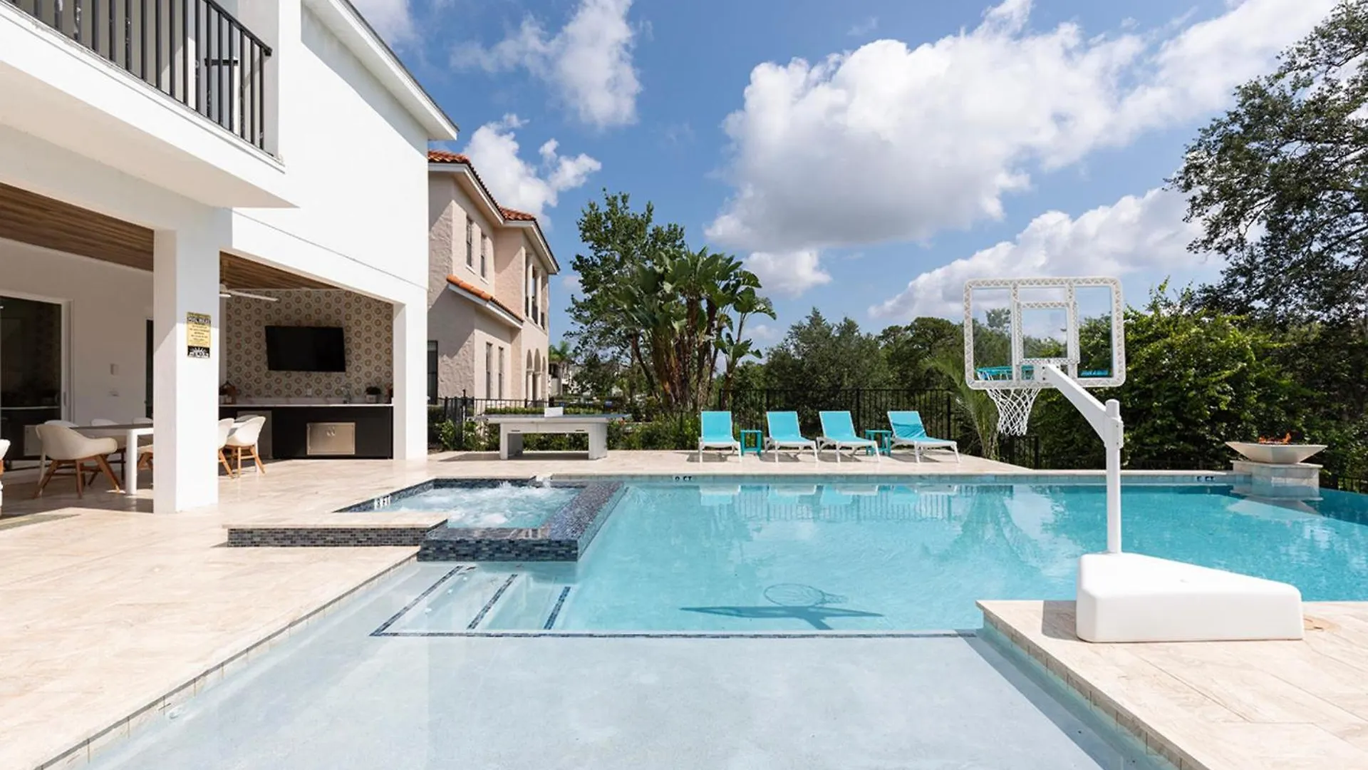 Beautiful With First Class Amenities Reunion 1011 *