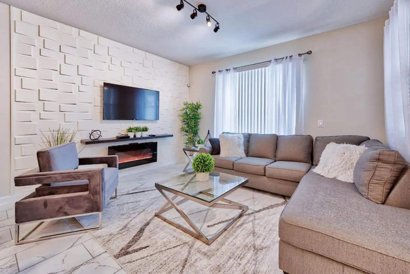 4924 Beautiful Townhome Private Pool