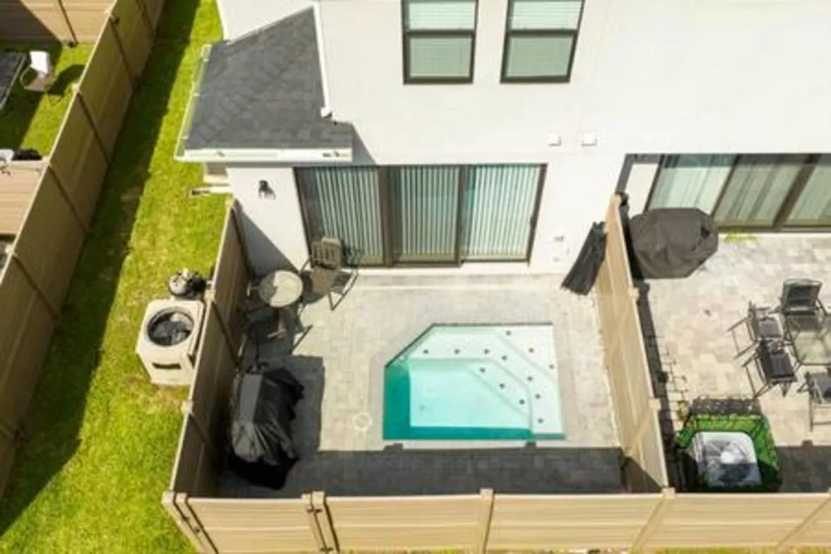 Beautiful 4 Bed3.5 Bath With Jacuzzi *