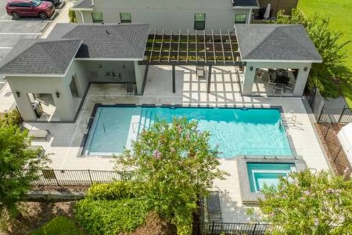 Beautiful 4 Bed3.5 Bath With Jacuzzi