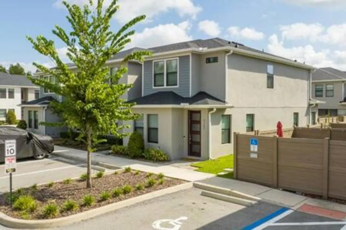 Beautiful 4 Bed3.5 Bath With Jacuzzi
