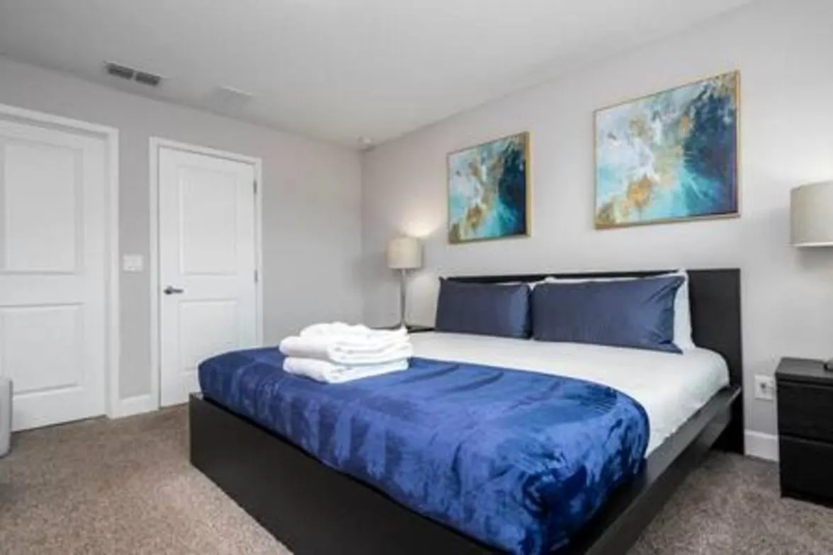 Beautiful 4 Bed3.5 Bath With Jacuzzi