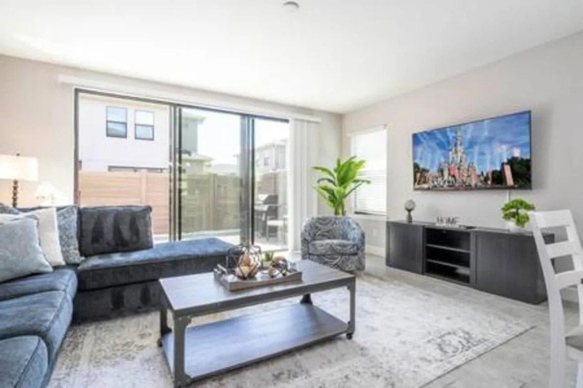 Beautiful 4 Bed3.5 Bath With Jacuzzi
