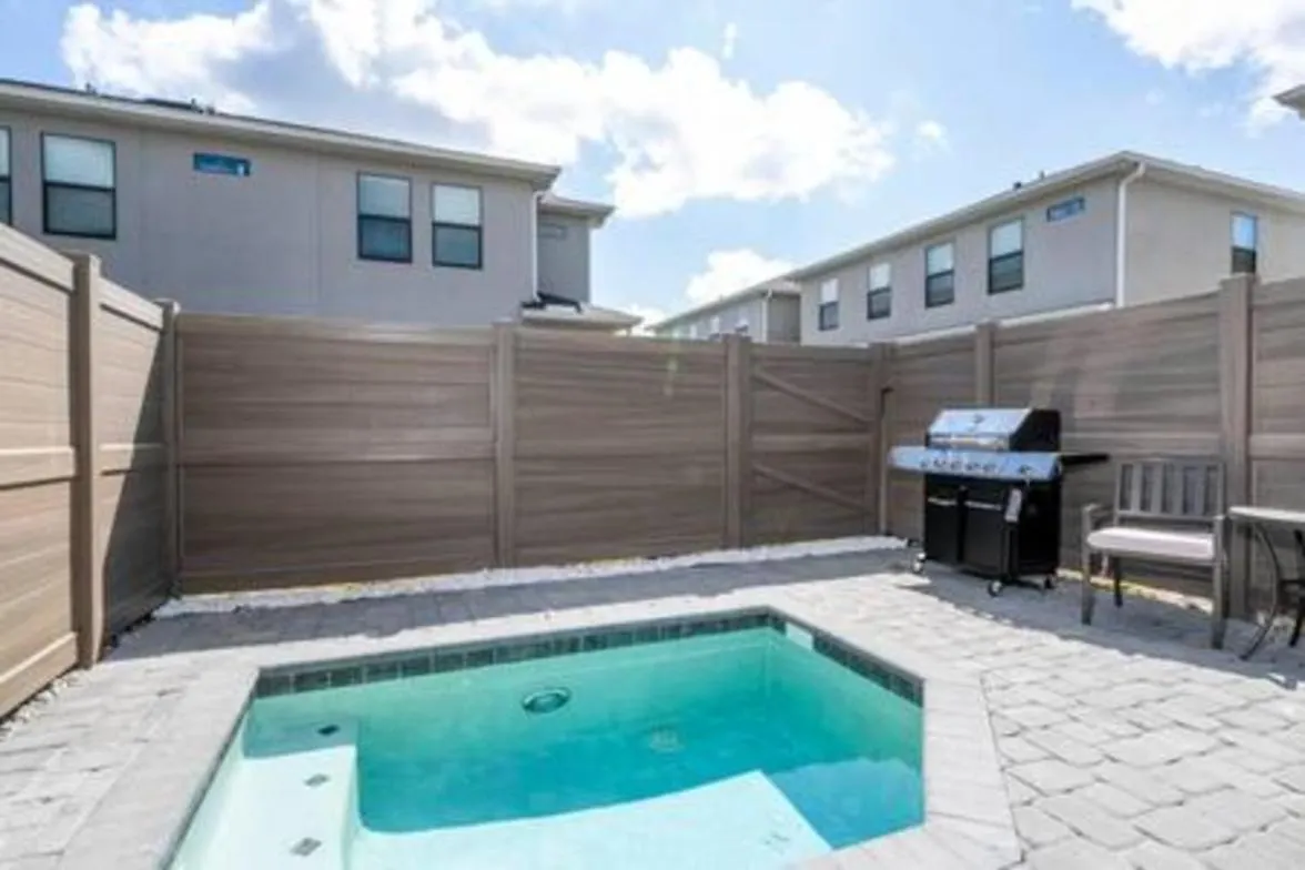 Beautiful 4 Bed3.5 Bath With Jacuzzi Holiday home