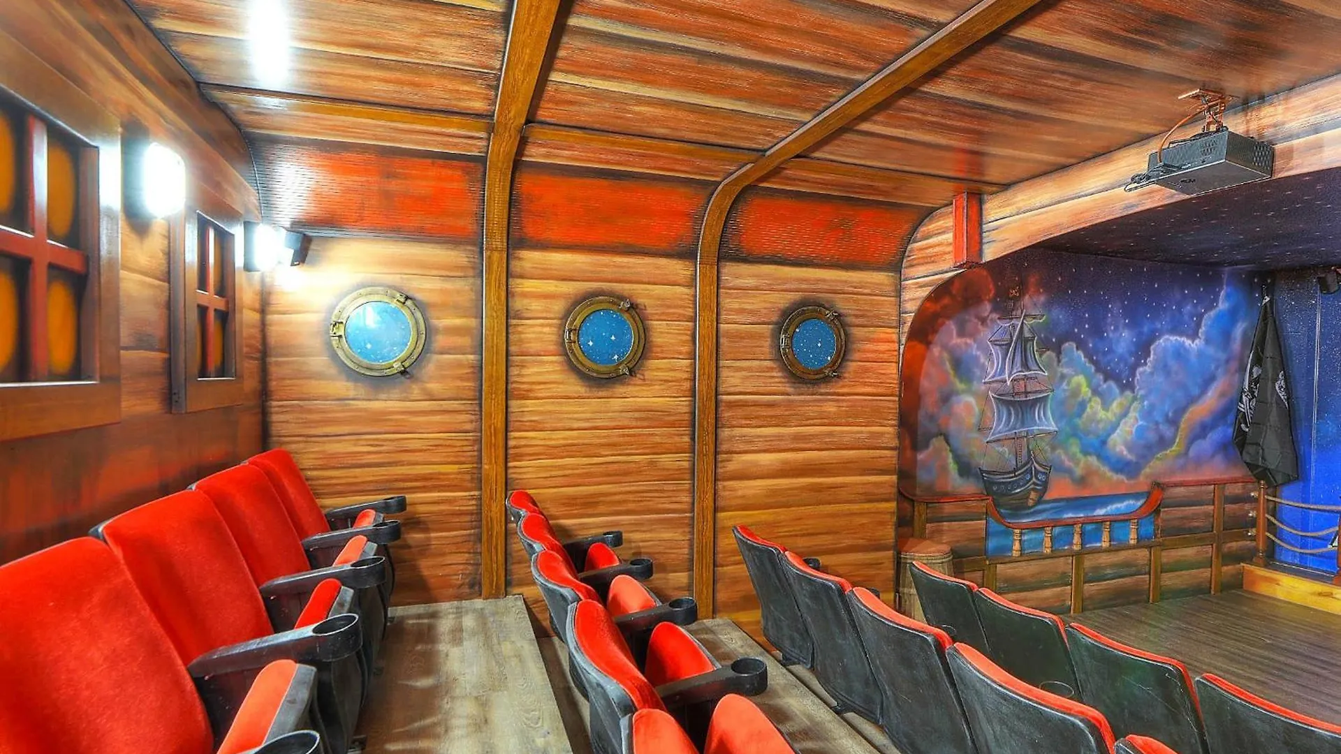 Showstopper 15br Lakeside Villatheater