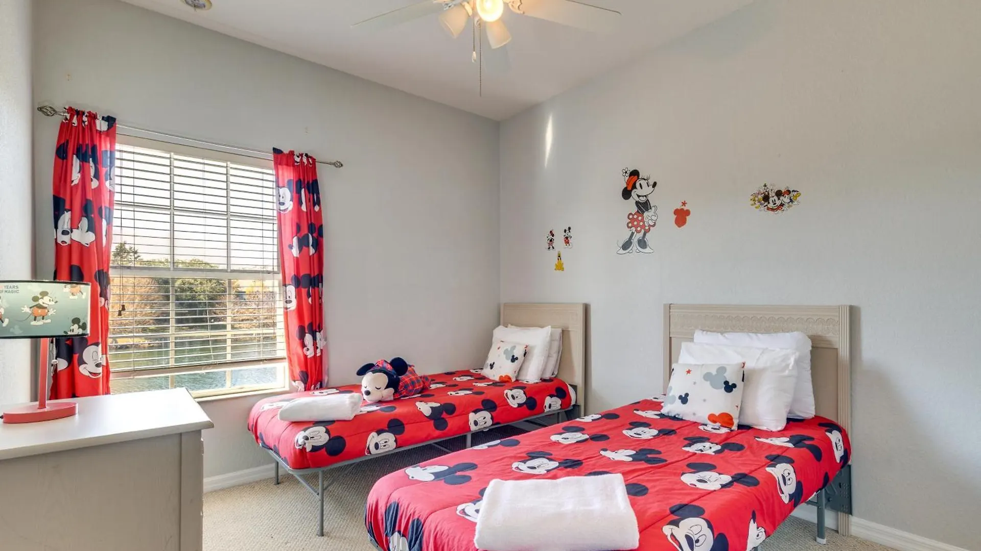 6 Mi To Waterfront Gem With Perks!