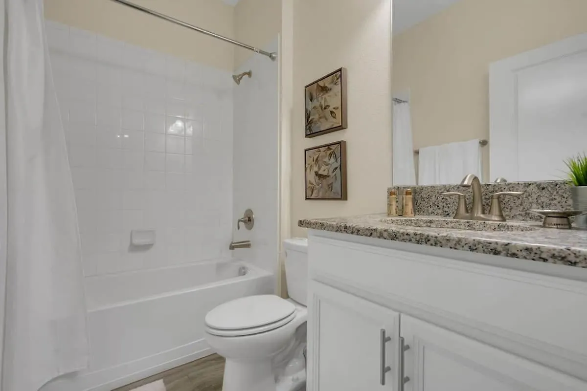 Five Bedrooms Single Family 4759 別荘 *