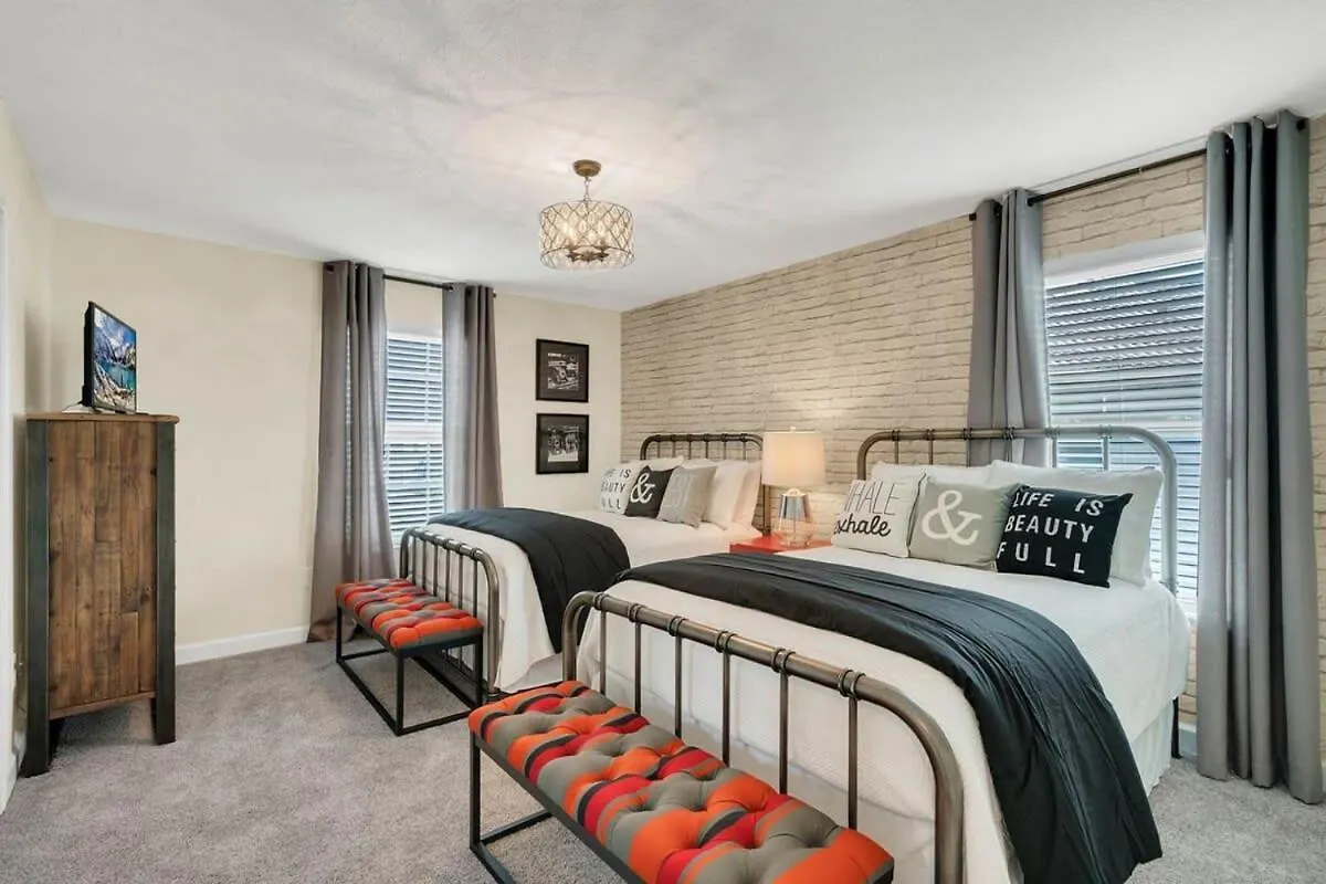 別荘 Five Bedrooms Single Family 4759
