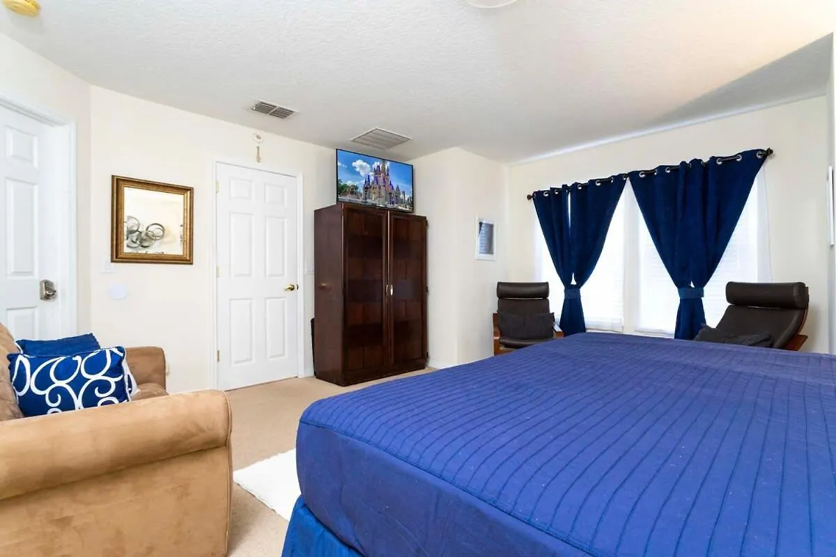 Gorgeous 4 Bedroom W/ Pool Close To 920 *