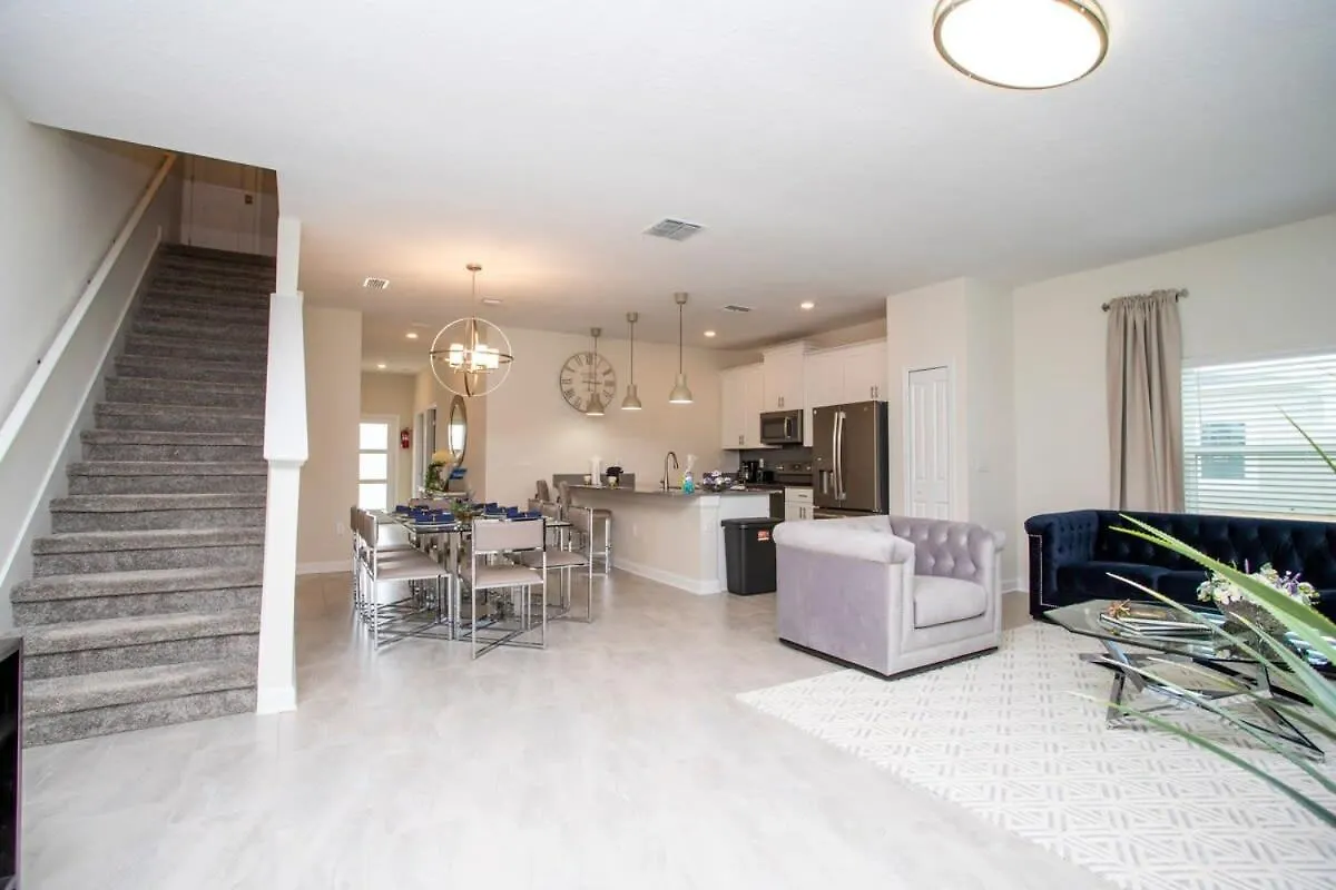 Holiday home Stunning 5 Bd W/ Pool Close To 8955