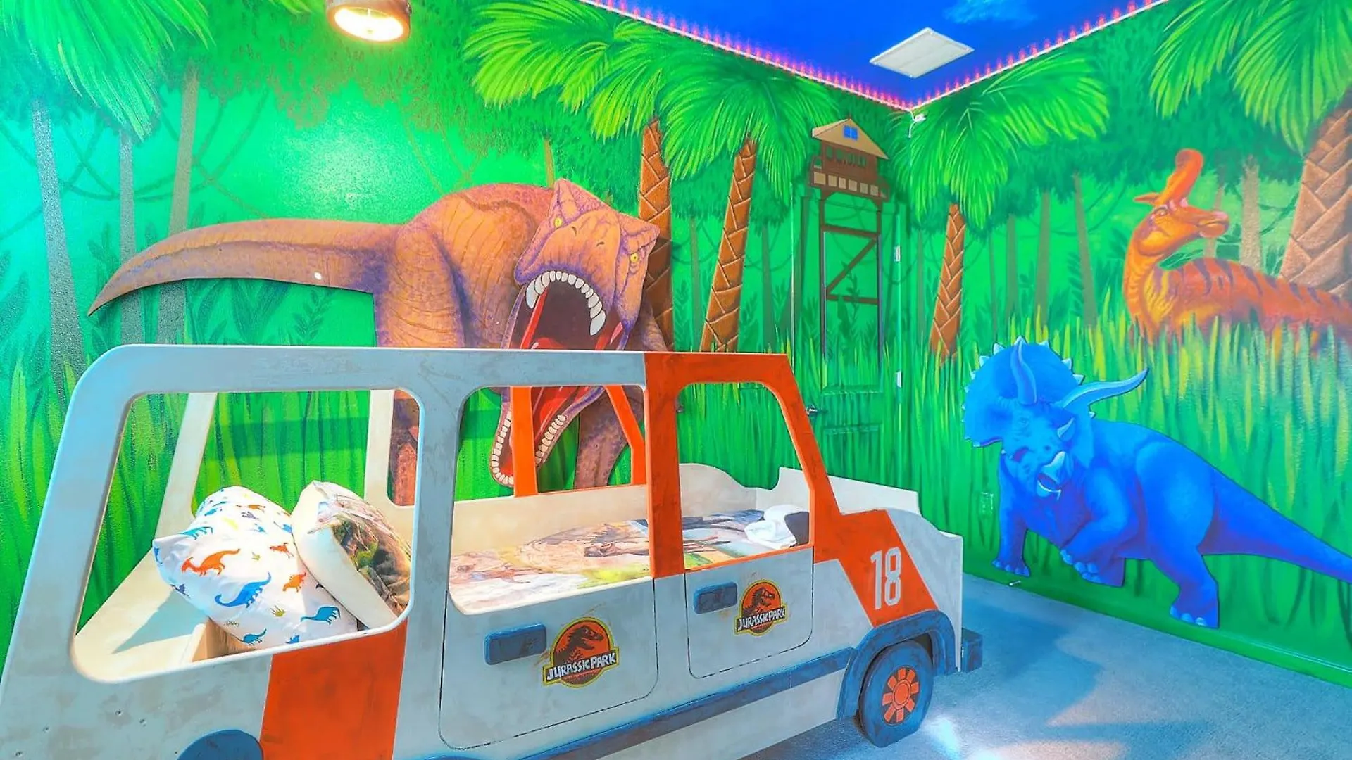 Breathtaking Lakeside 15b Movie Theme Pool-spa