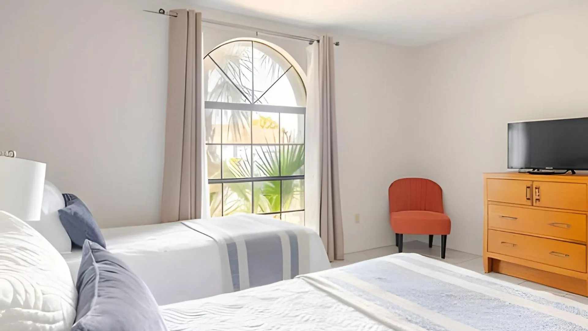 Lakeside View Pool Home, Close To Disney, Malls Сasa de vacaciones *
