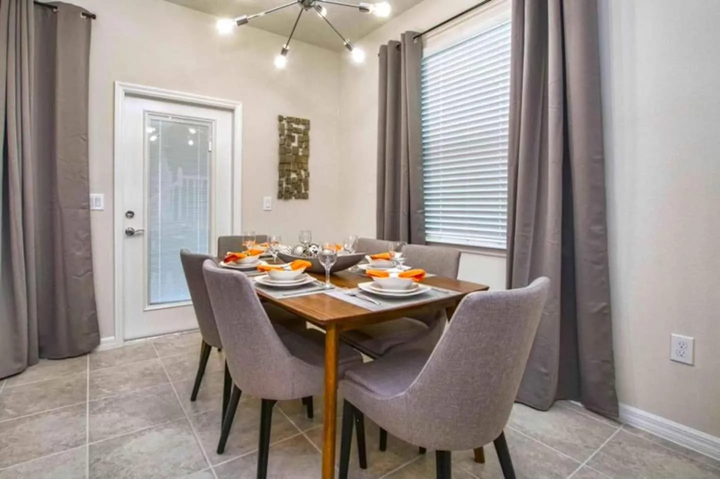 Vakantiehuis Lovely 5br4ba W Private Heated Pool & Bbq Grill