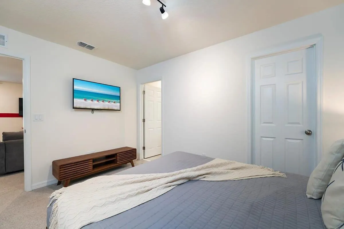 Modern 6br Retreat Private Pool Near Villa *