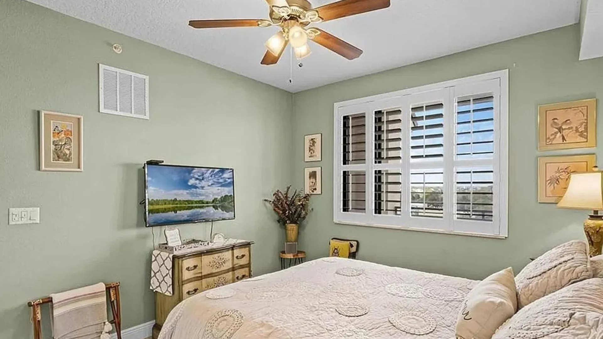 Spacious Lakefront In