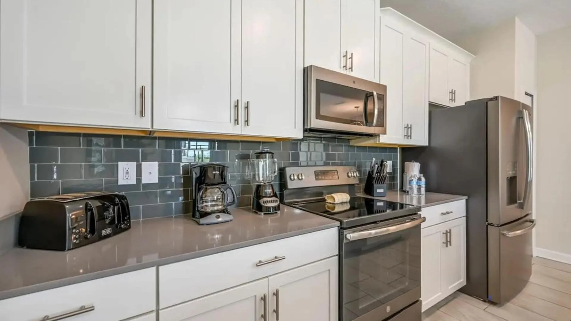 Stylish 4br Townhome W/ Pool Near *