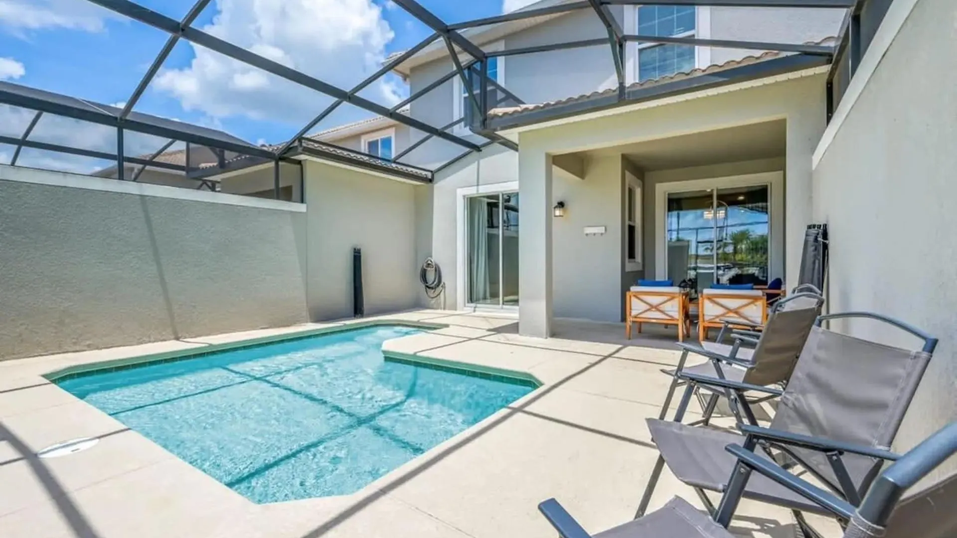Stylish 4br Townhome W/ Pool Near