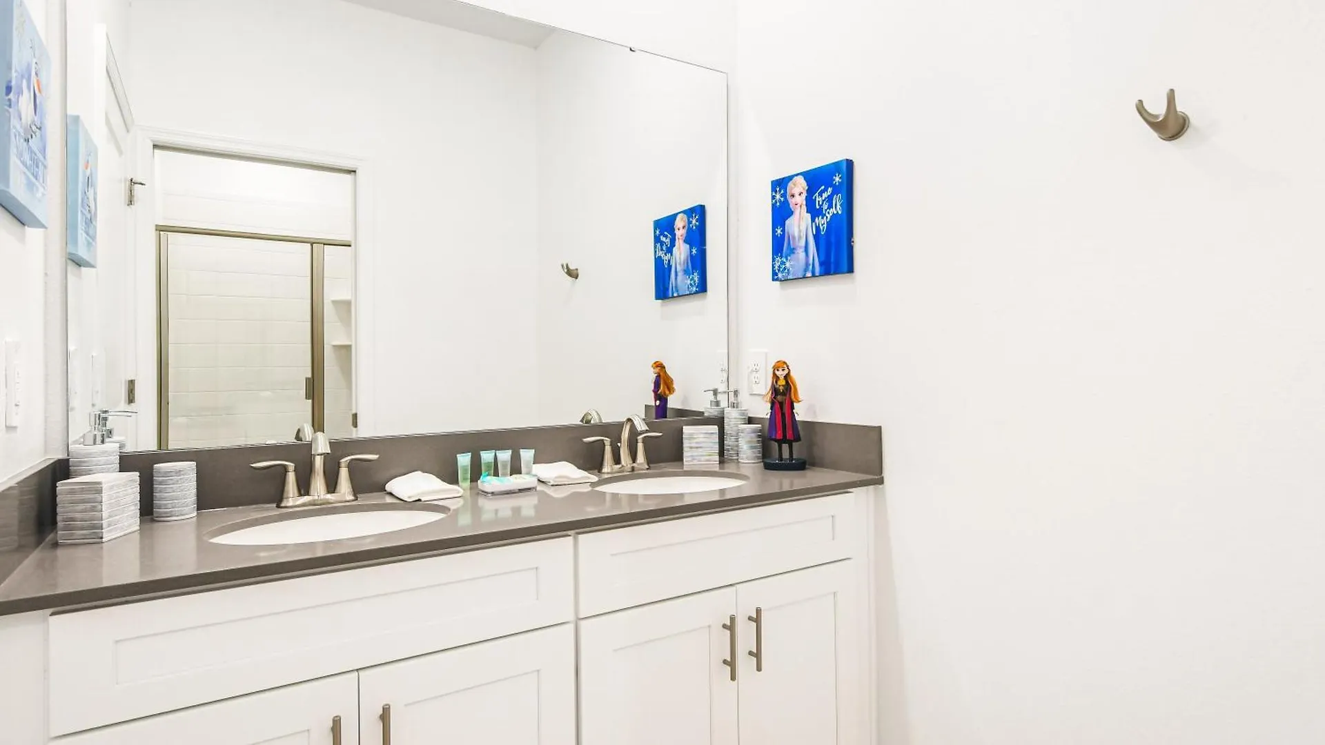 Storey 5br Family Townhome W Pool Near