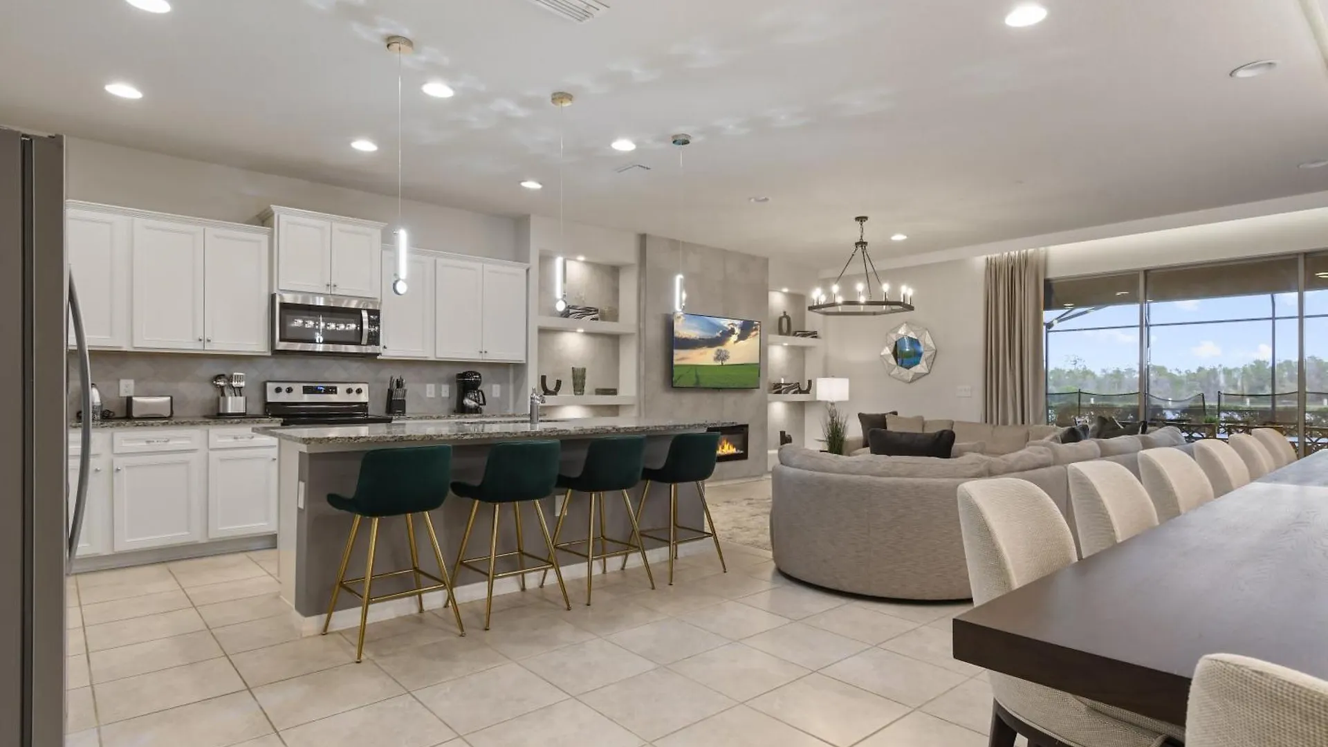 Luxurious With Resort-style Amenities *