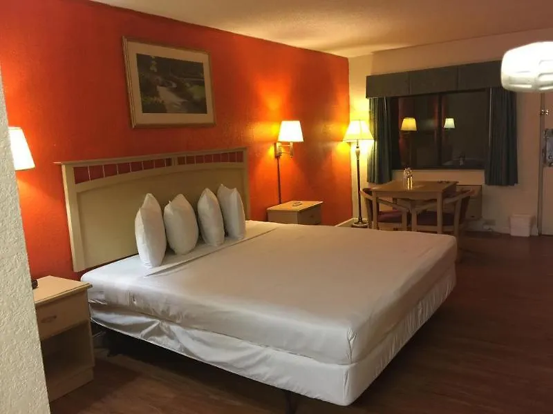 Country Hearth Inn- 汽车旅馆