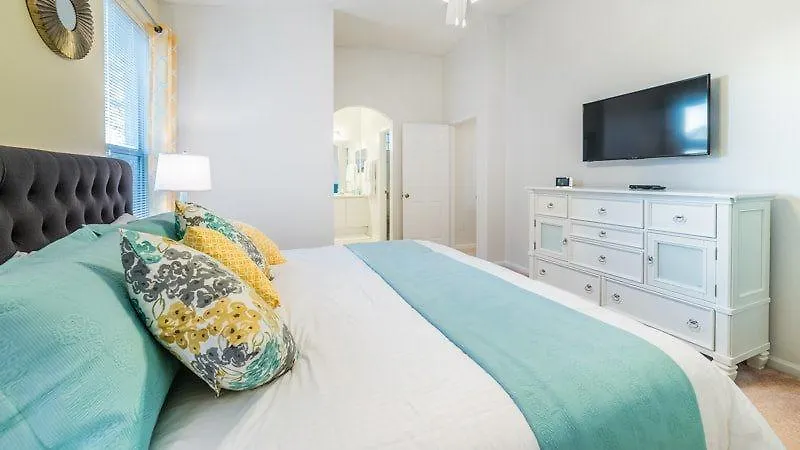 Stunning 4 Bedroom Pool Located In Windsor Palms *