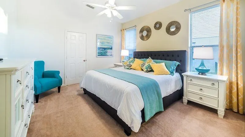Stunning 4 Bedroom Pool Located In Windsor Palms