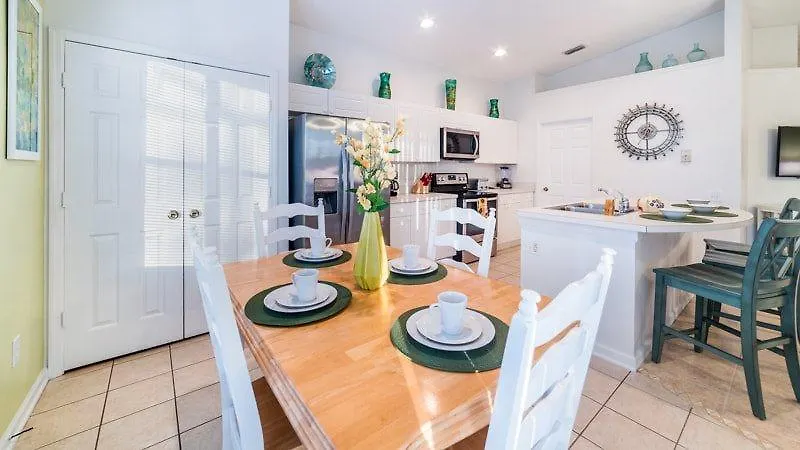 Stunning 4 Bedroom Pool Located In Windsor Palms