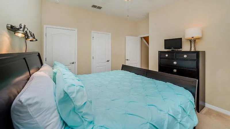 4 Bedroom 3 Bath Town With Pool In Paradise Palms *