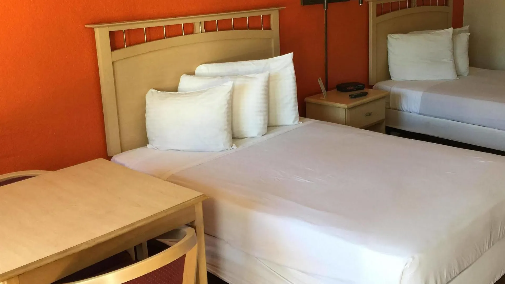 Country Hearth Inn- 汽车旅馆