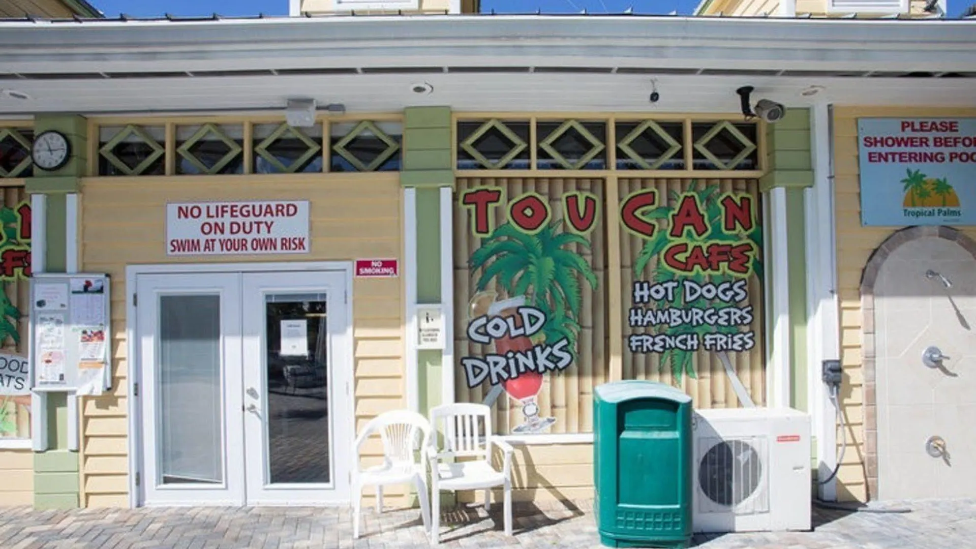 Lodge Tropical Palms & *