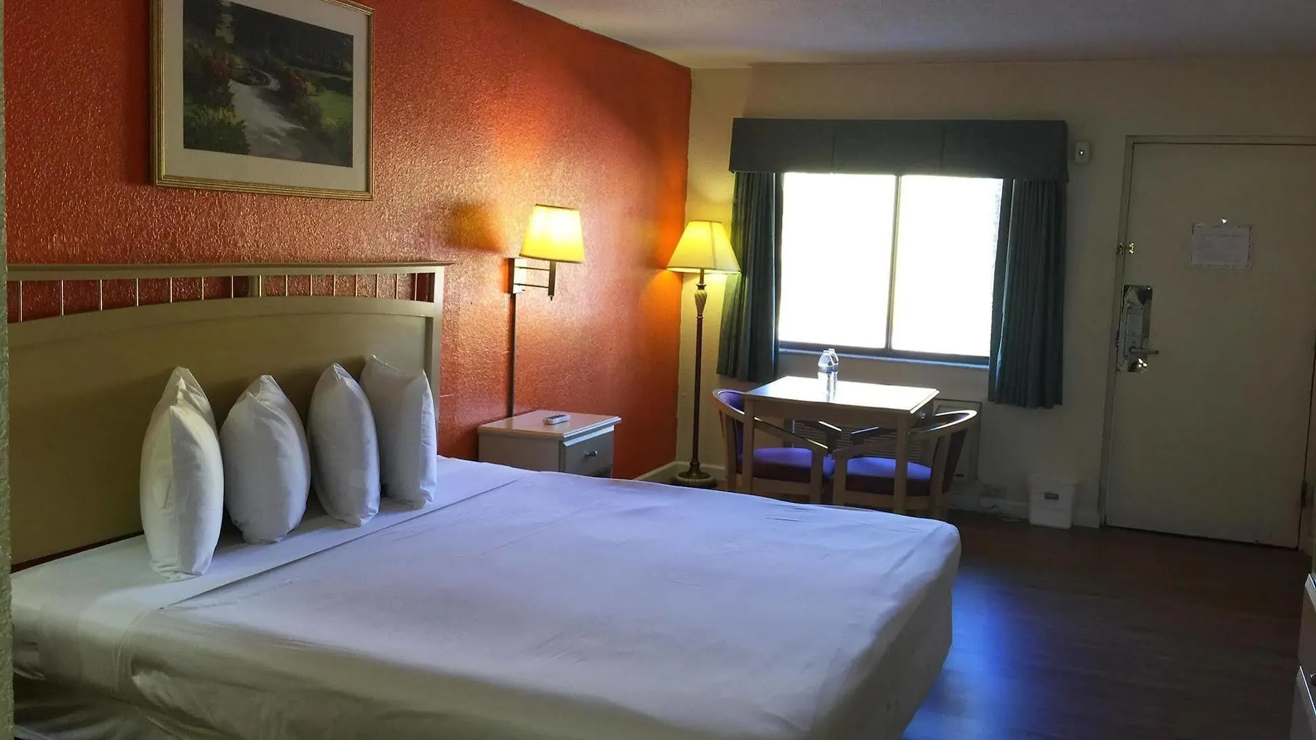 Country Hearth Inn- 基西米