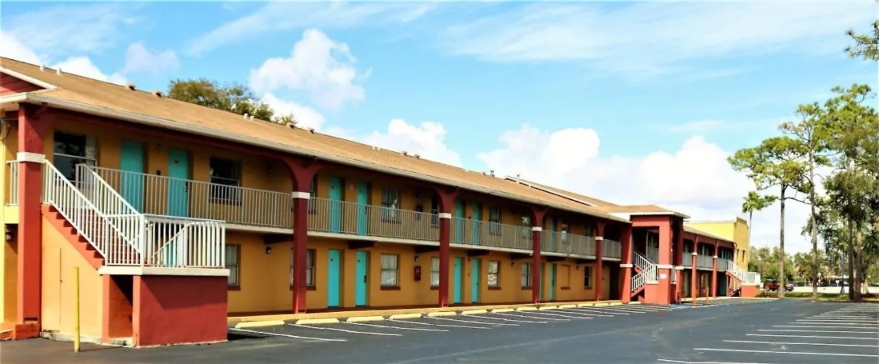 Howard Johnson By Wyndham Lake Front Park