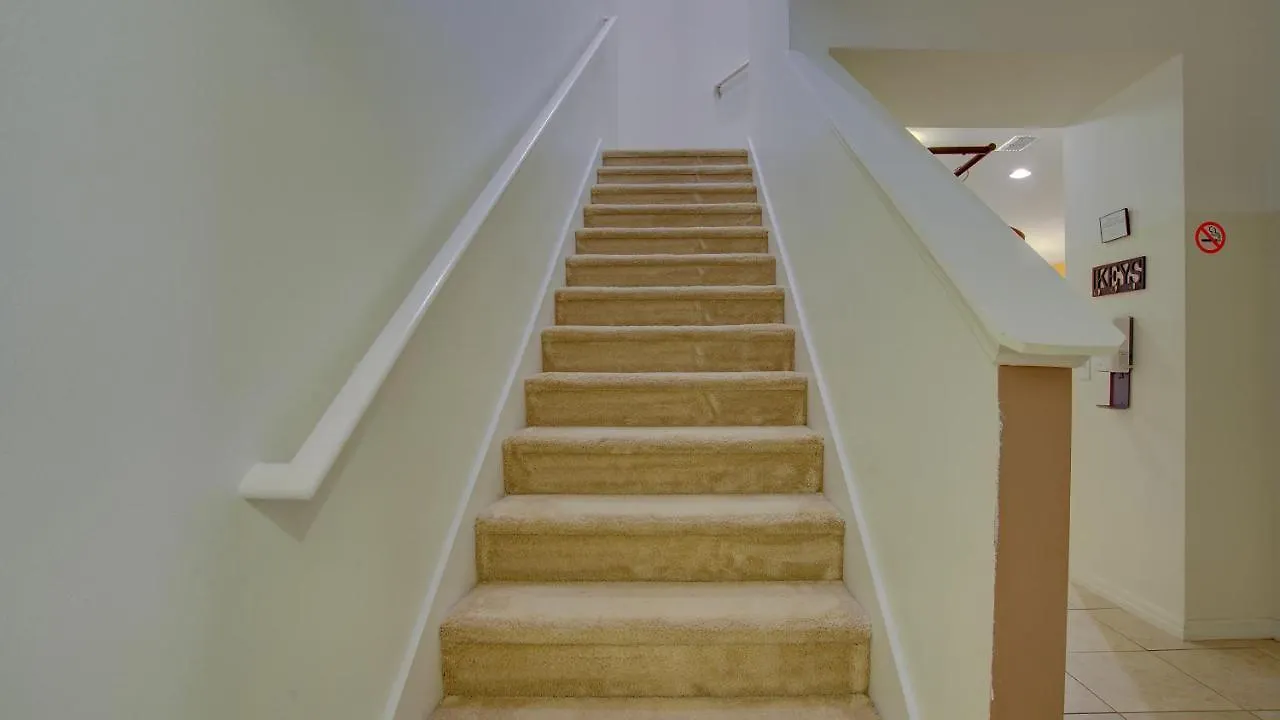 4 Bedroom Sunhaven Townhouse With Pool Near