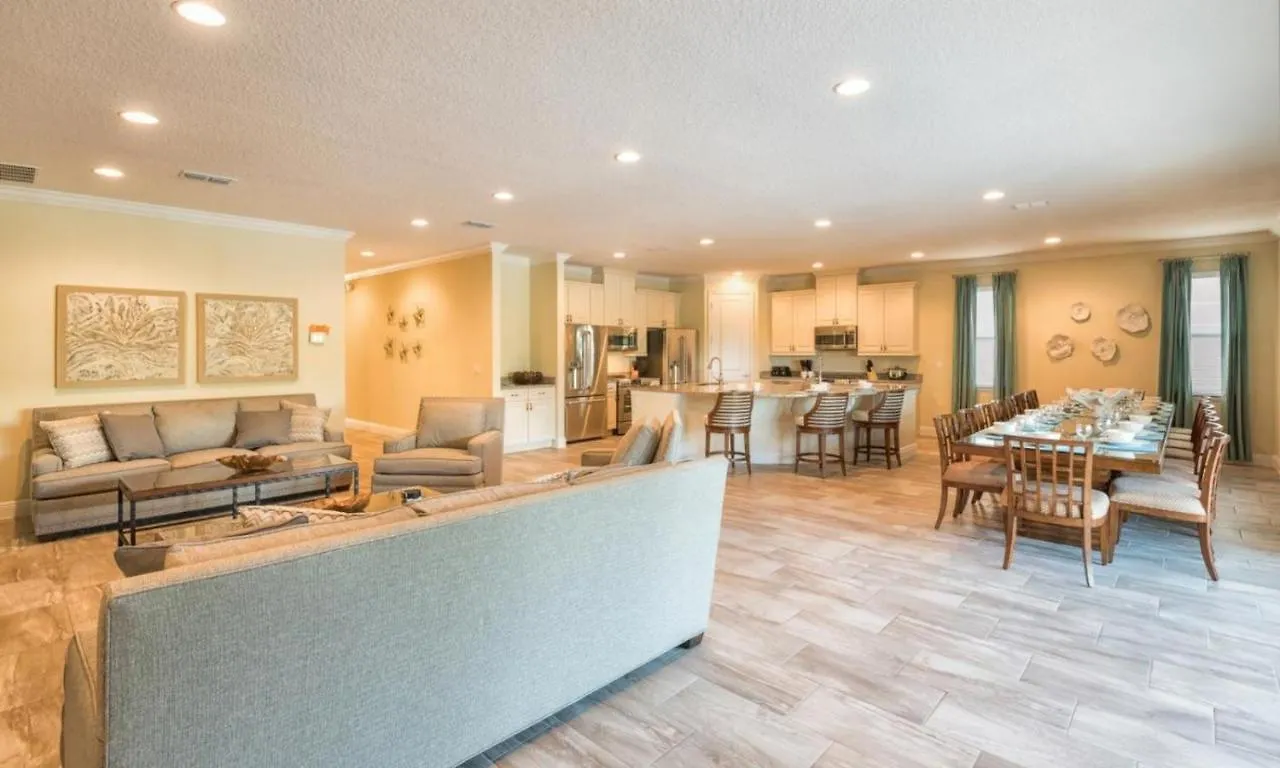 Spacious 13 Bdrm Oasis With Large Pool And Deck At Reunion
