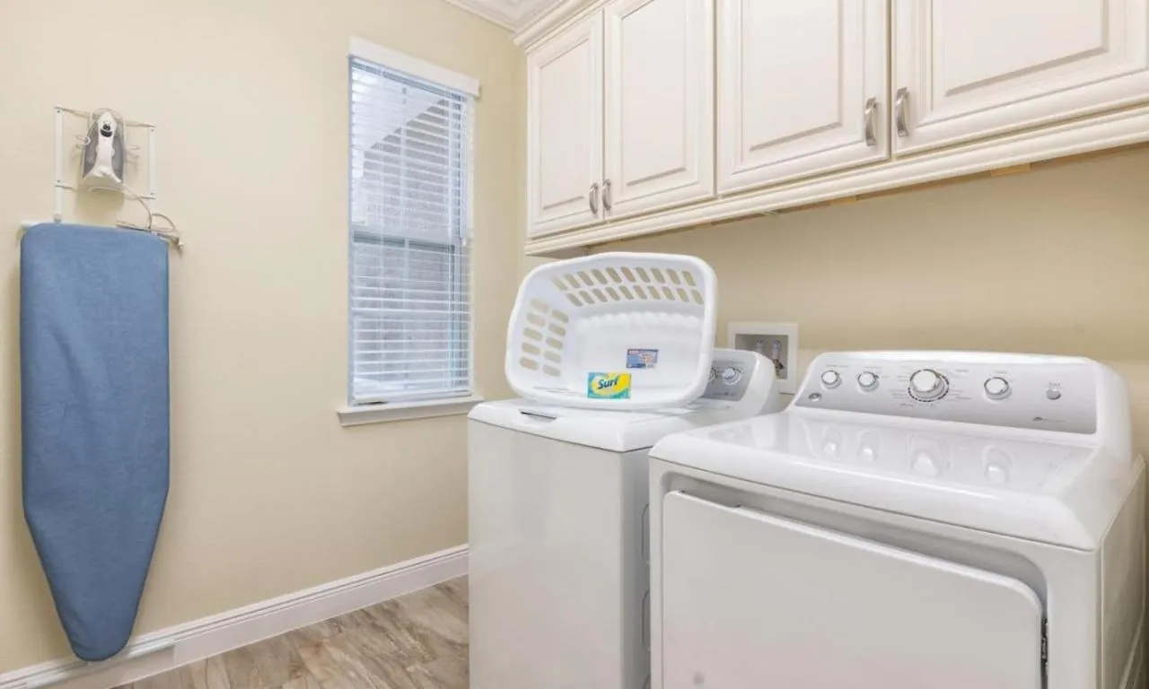 Spacious 13 Bdrm Oasis With Large Pool And Deck At Reunion Holiday home