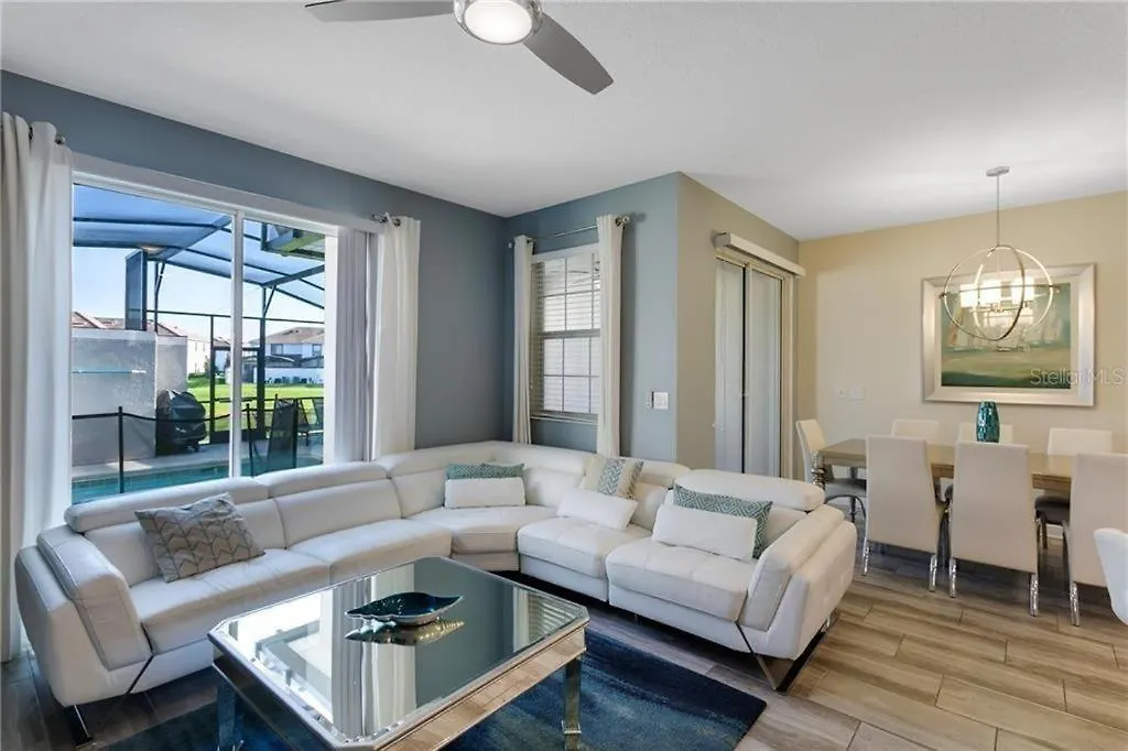 Storey 4 Bedroom Townhome Townhouse *