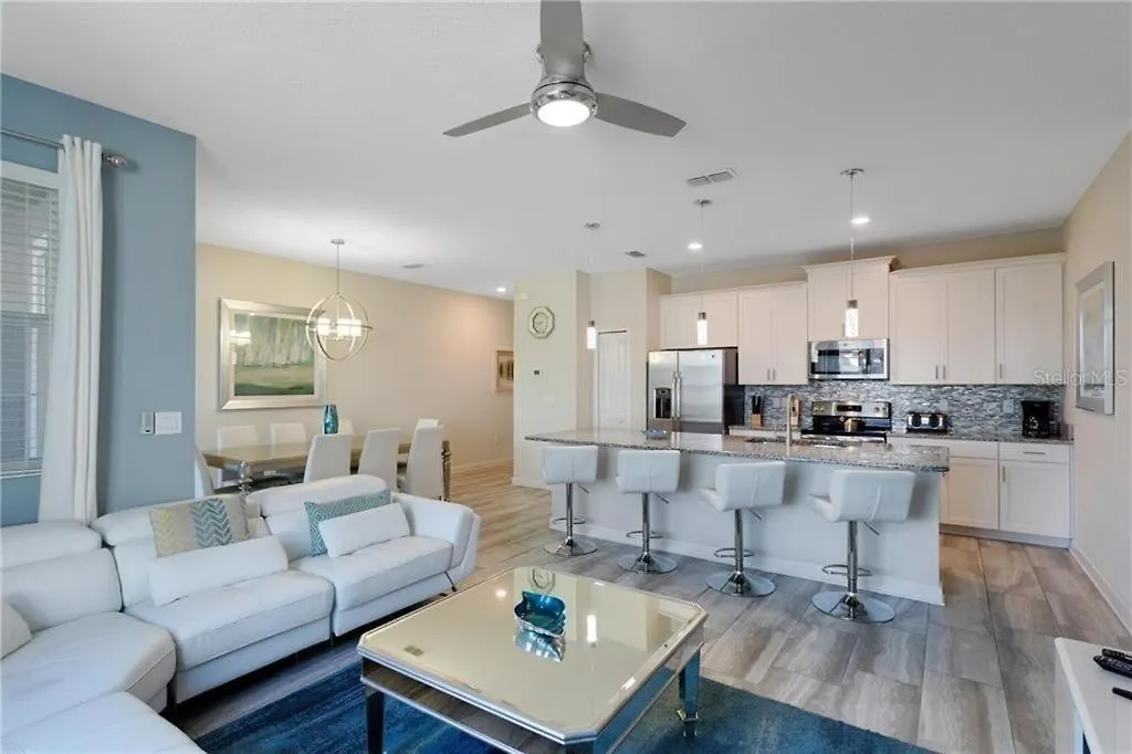 Storey 4 Bedroom Townhome Townhouse *