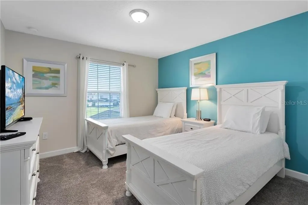 Storey 4 Bedroom Townhome Townhouse *