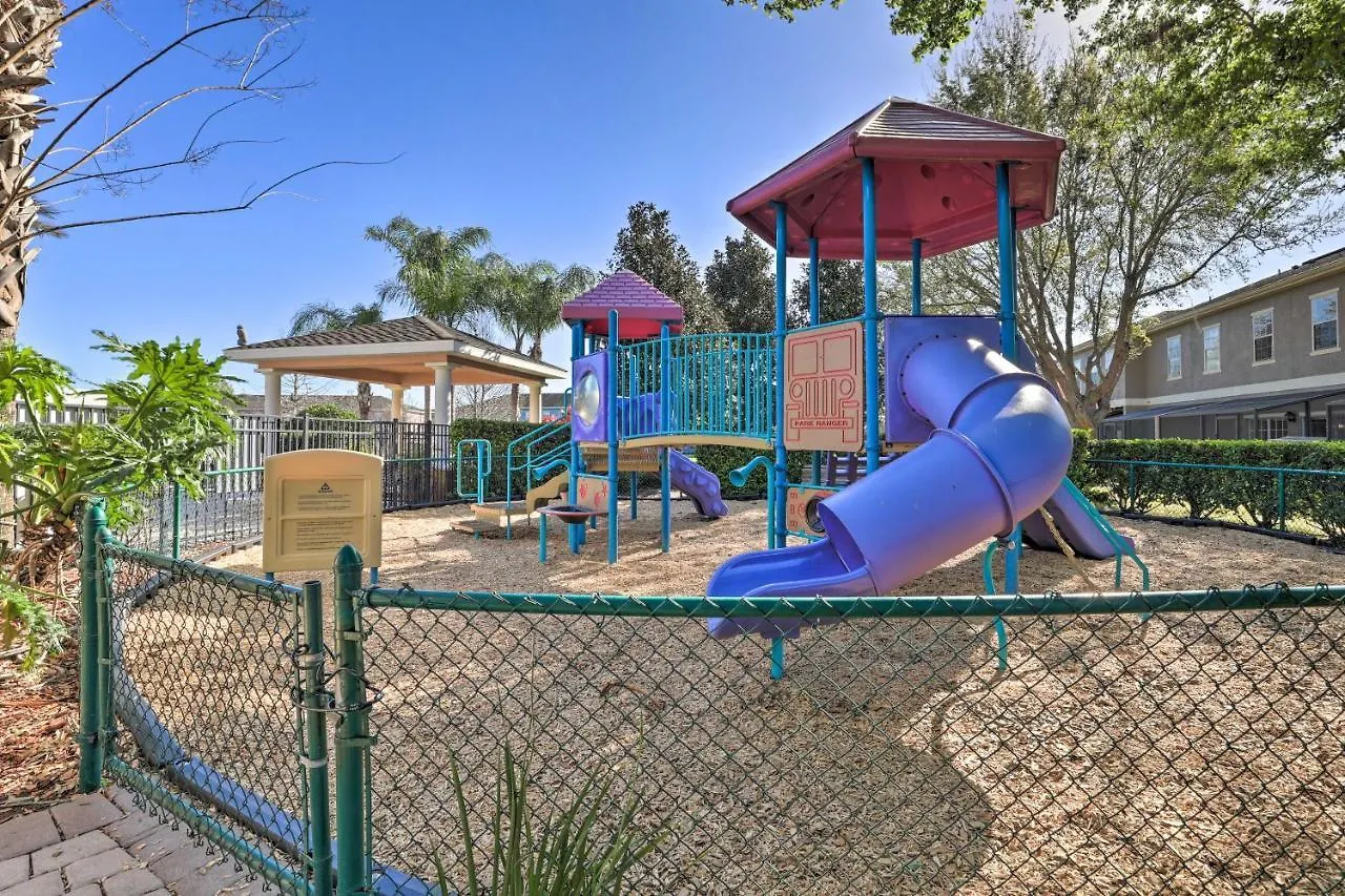Family Townhome With Amenity Access! *