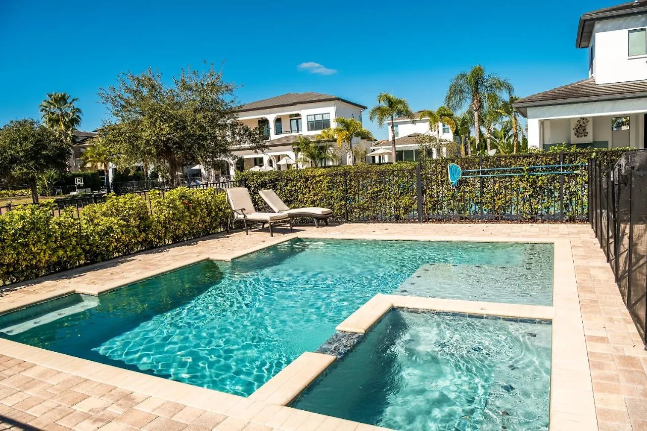 Front Luxury Estate Reunion Near World