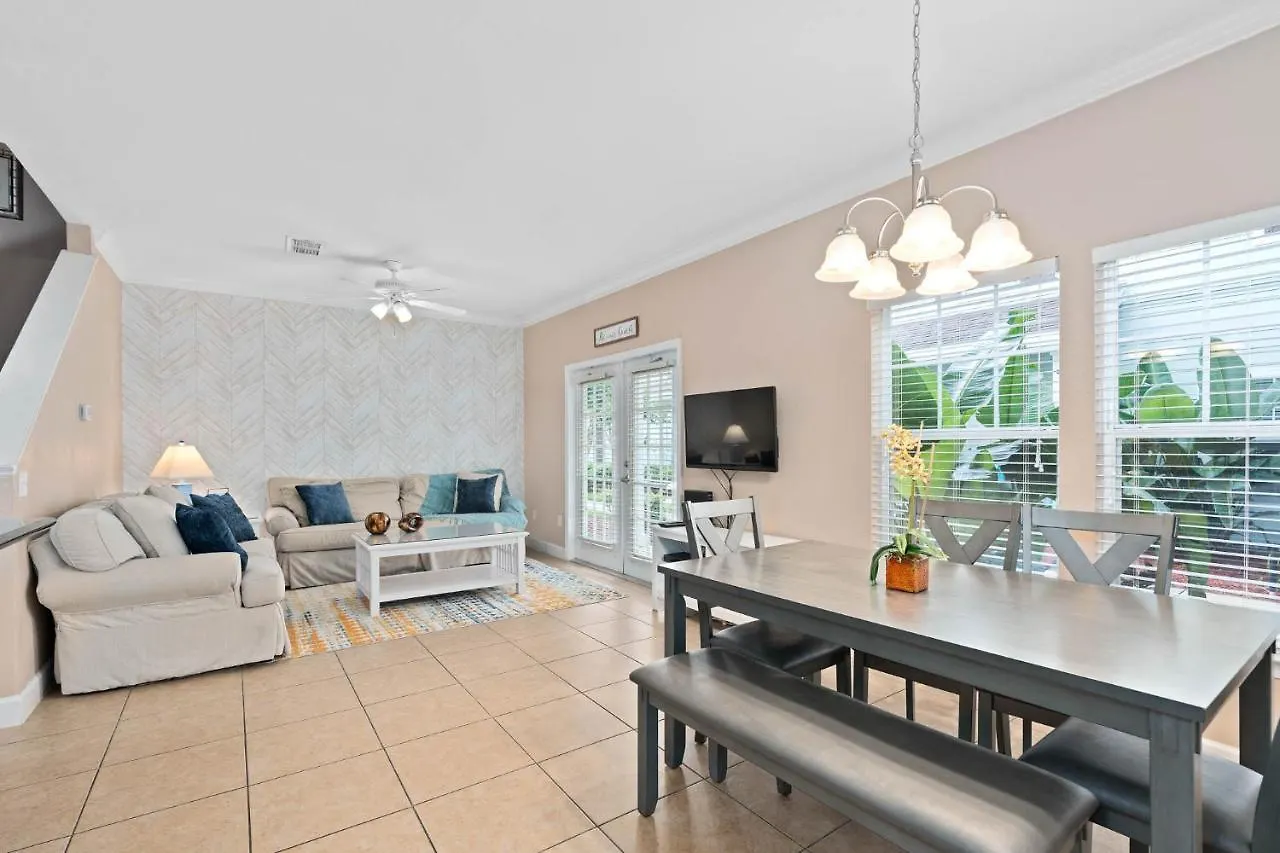 Charming Townhouse With 2 King & Amazing Pool Only 10 Mins To * Kissimmee